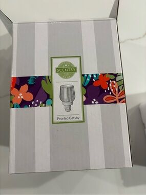Scentsy Pearled Gatsby Plug-In Warmer in White